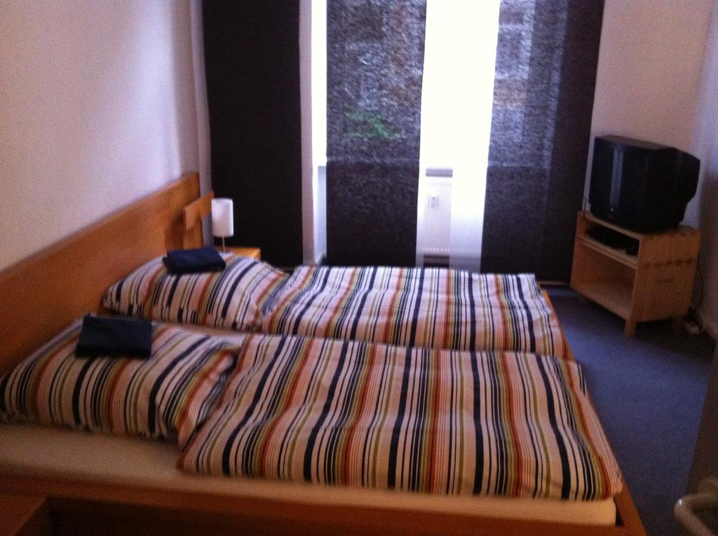 Gastezimmer Am Spielbergtor แอร์ฟวร์ท ภายนอก รูปภาพ